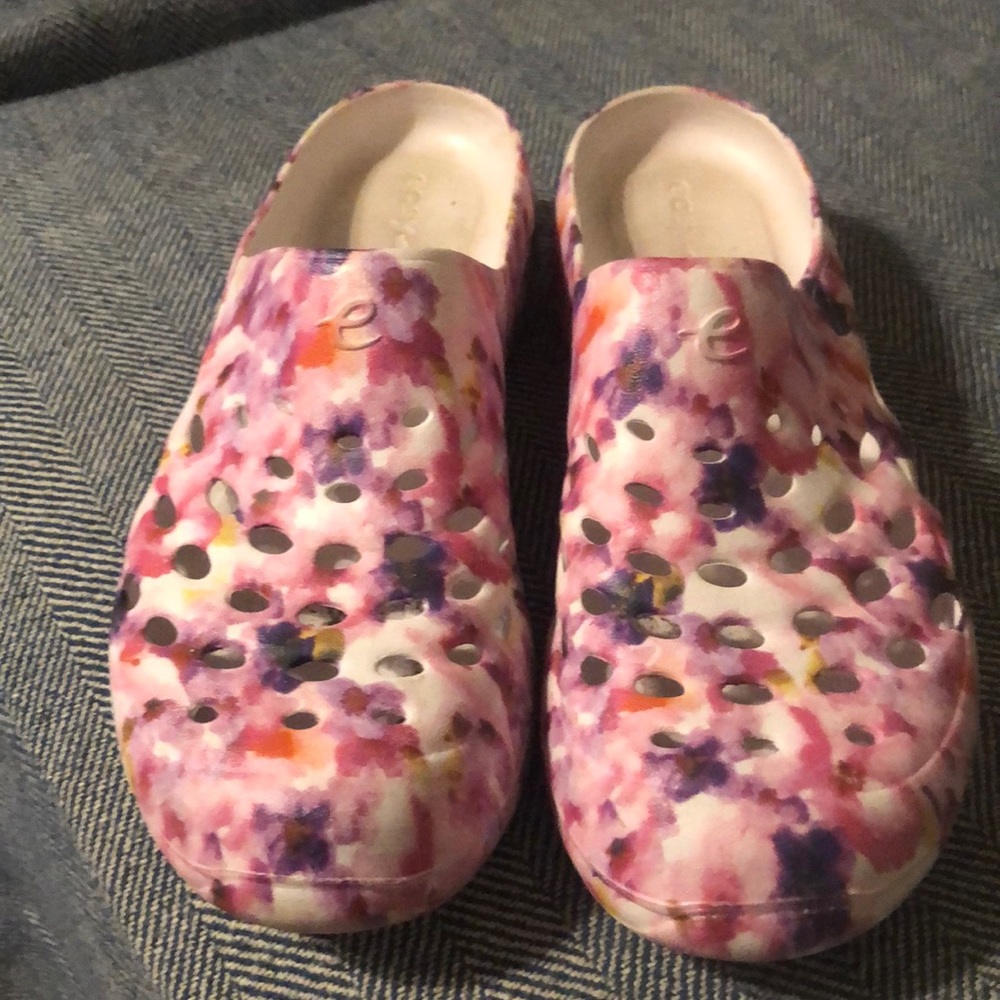 Size 9 Easy spirit crocs. Pink camouflage.